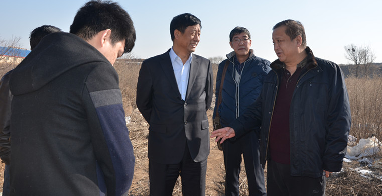 實(shí)地察看車(chē)站北街的斷頭路。.jpg