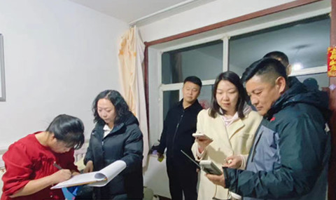 城發(fā)辛家營(yíng)分公司開(kāi)展夜間“訪(fǎng)民問(wèn)暖”活動(dòng)1.jpg 城發(fā)辛家營(yíng)分公司開(kāi)展夜間“訪(fǎng)民問(wèn)暖”活動(dòng)1.jpg